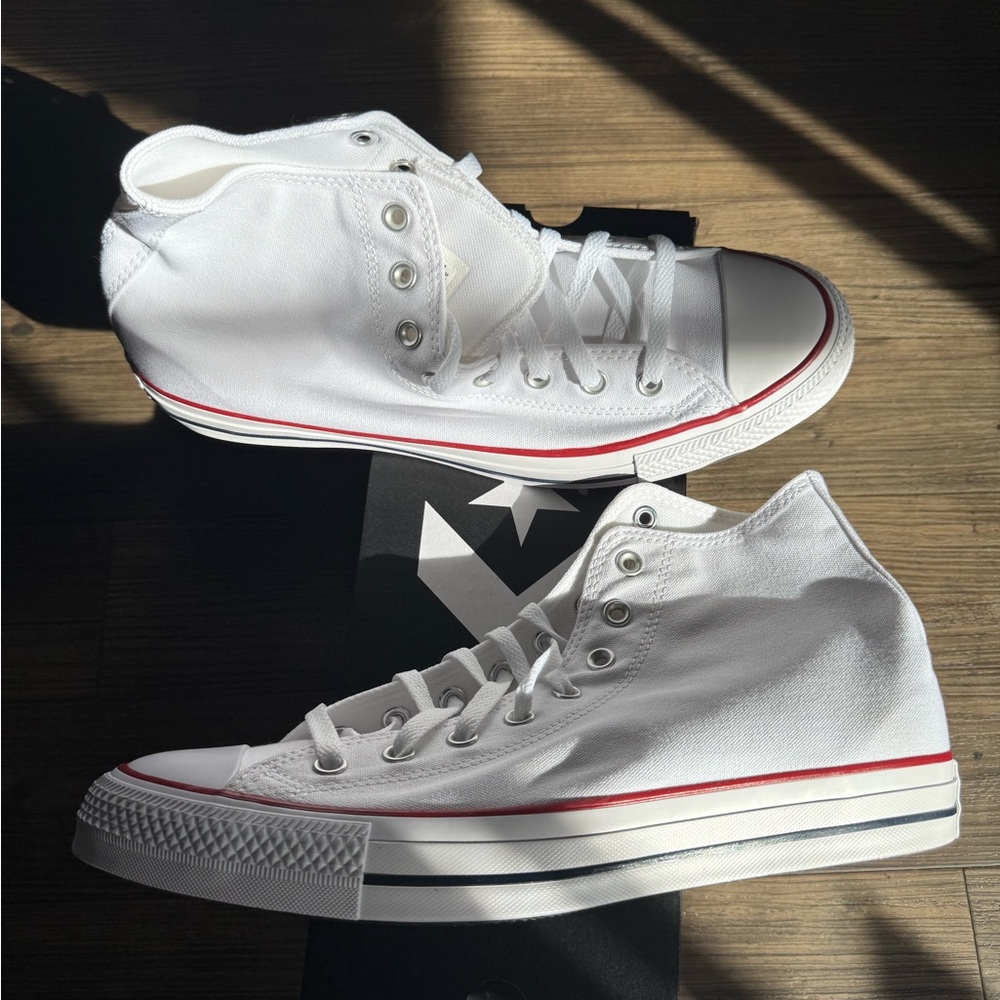 BRAND NEW WITH BOX OG WHITE CONVERSE HIGH TOP CHUCK TAYLORS

SIZE 11.5 MENS